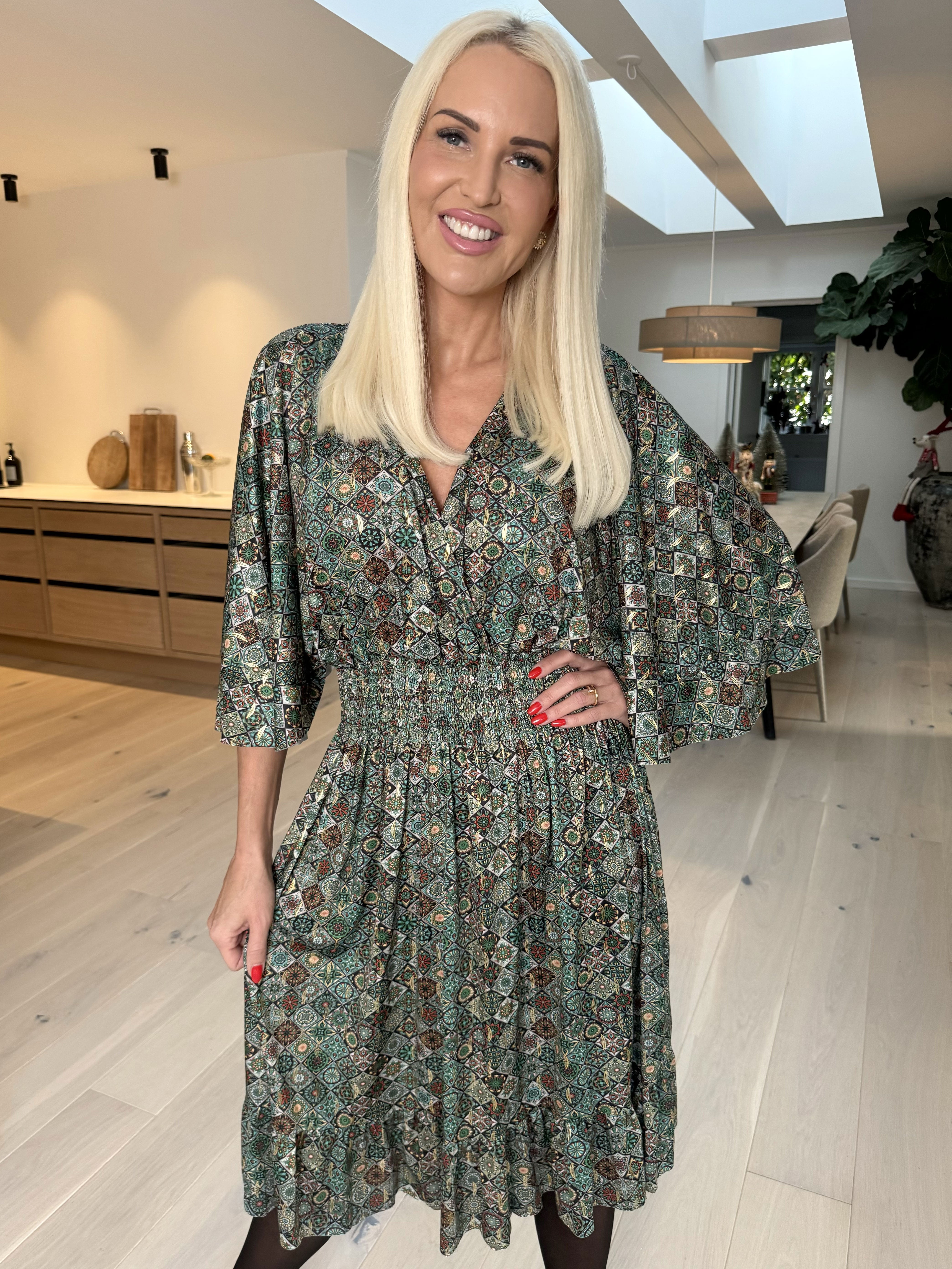 Pamela Mosaic Short - Elastisk klänning med volanger och smock